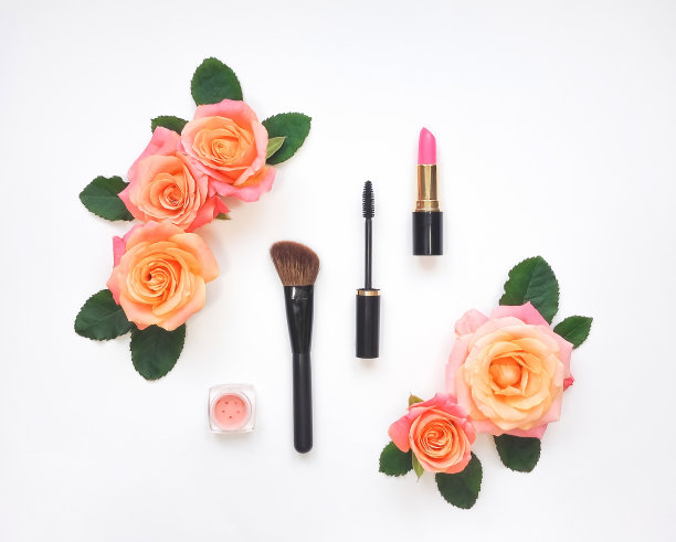 用化妆品和玫瑰花装饰的构图。俯视图，平放图片下载