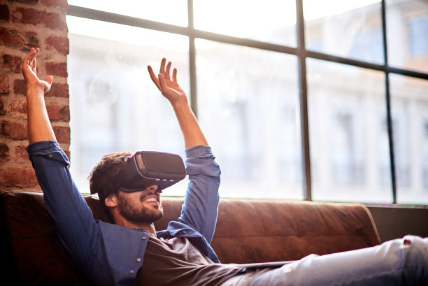 使用虚拟现实模拟器耳机图片下载