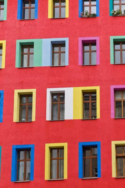 公寓大楼的红色立面。图片下载