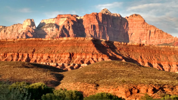 日落时分，锡安国家公园的西神庙和Kinesava山在犹他州的Rockville Mesa上空升起图片下载