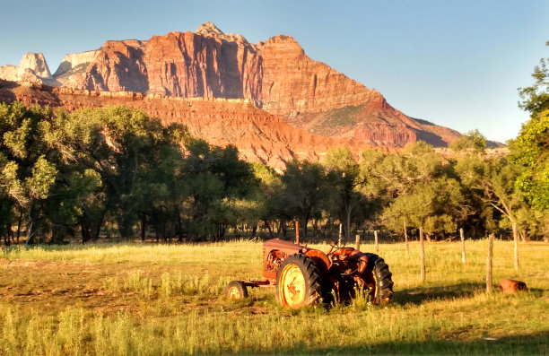 在犹他州罗克维尔附近历史悠久的老格拉夫顿鬼城附近的田地里被遗弃的旧拖拉机图片下载