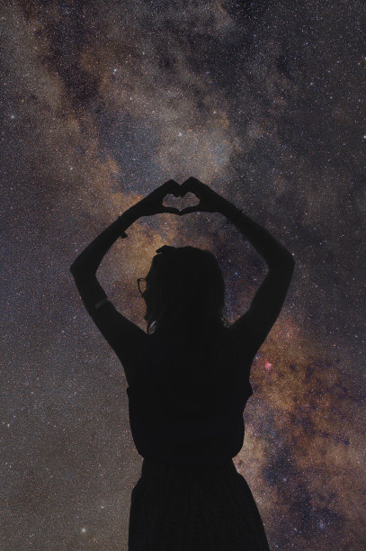 一个拿着心形的女孩的剪影。这张照片的元素是我的作品。图片下载