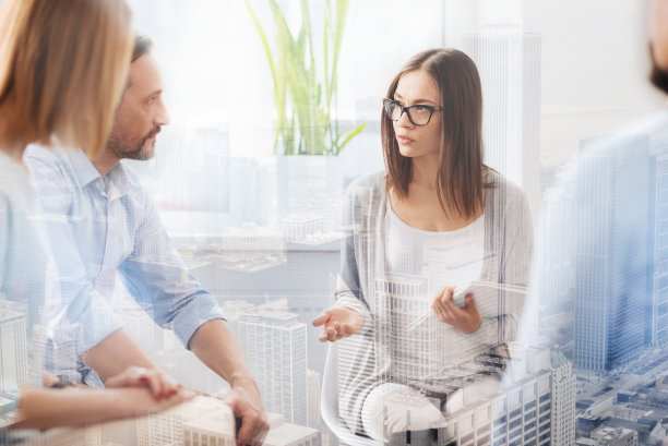 专业心理学家进行小组讨论图片下载