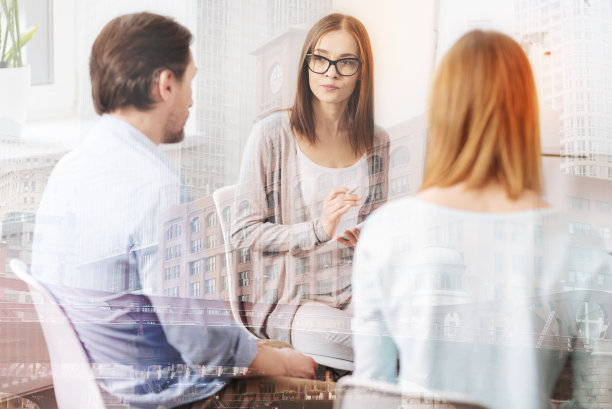 专业女性心理学家进行团体培训图片下载