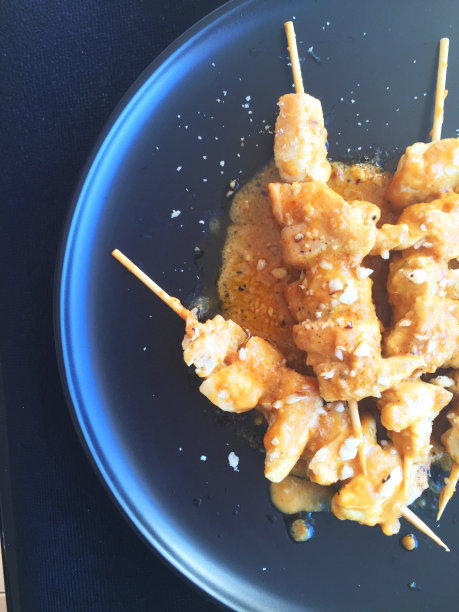 沙嗲鸡串，黑色背景图片下载