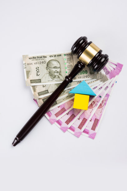 印度和房地产法律的库存照片，印度法律为房地产/建筑公司/建筑师/建筑商或买家展示小房子模型，木槌/锤子，印度货币纸币图片下载