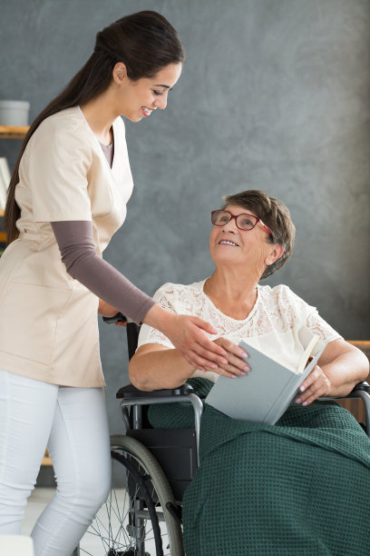 残疾妇女讨论书籍图片下载