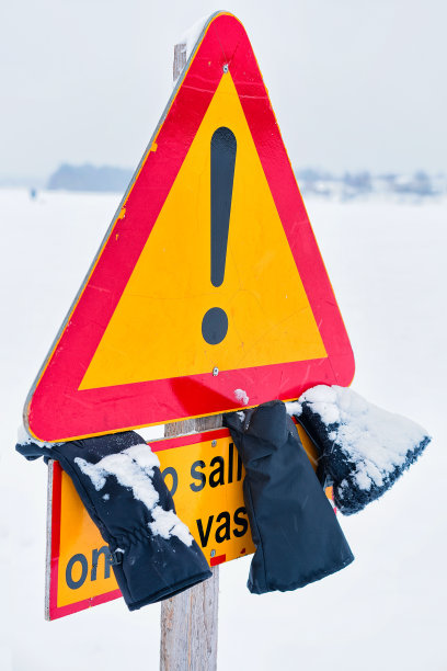 危险道路标志在街道在冬天罗瓦涅米图片下载
