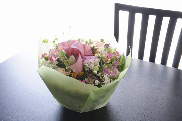 布置鲜花作为礼物图片下载