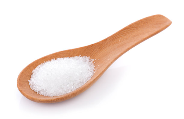 味精(味精或E621)在木勺上孤立的白色背景图片下载