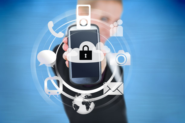 女商人拿着锁着的智能手机图片下载