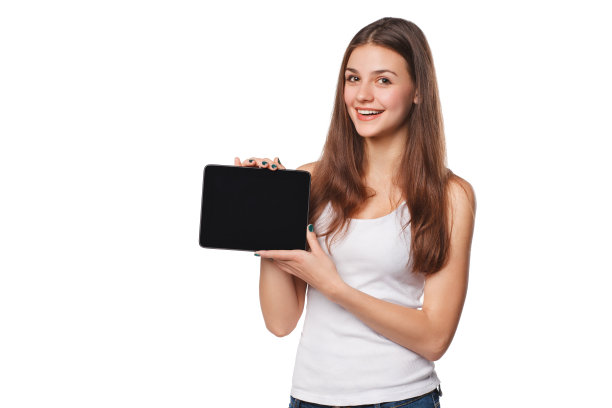 穿着白衬衫的兴奋女孩展示平板电脑显示器。微笑的女人平板电脑，孤立在橙色背景图片下载