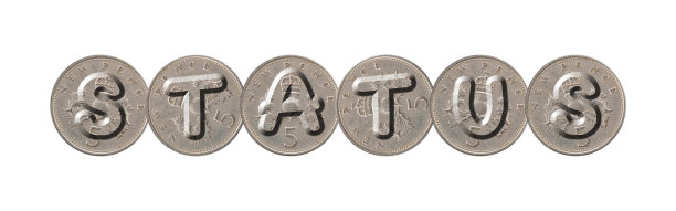 地位-硬币在白色背景图片下载