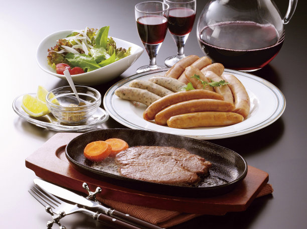 牛柳牛排和香肠图片下载