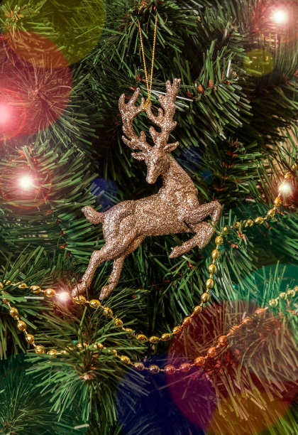 圣诞装饰鹿在圣诞树上图片下载