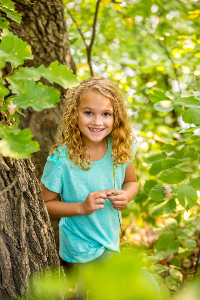 森林里的女孩对着相机微笑图片下载
