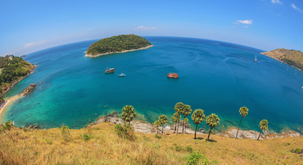 普吉岛的卡隆和卡塔海滩以蓝天为背景图片下载