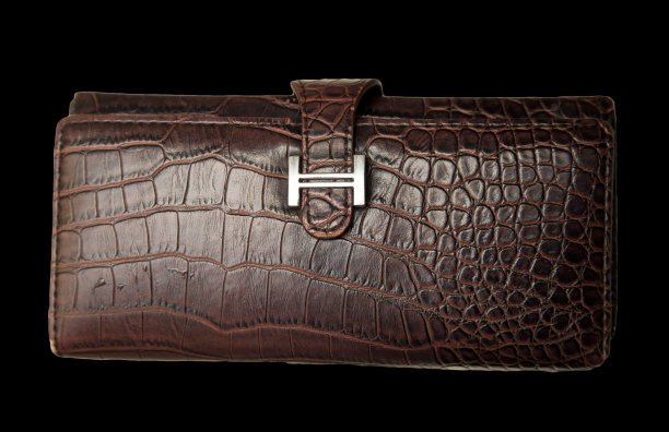 黑色背景上的钱包图片下载