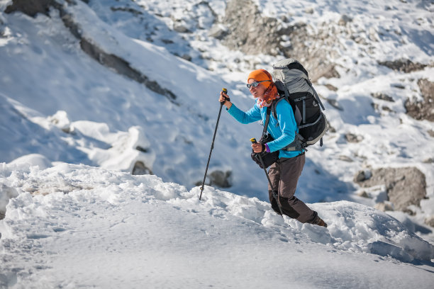 徒步者穿过昆布山谷的Gokyo冰川前往珠峰大本营图片下载