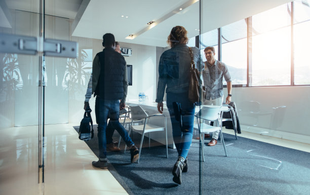 商务人士在会议室开会图片下载