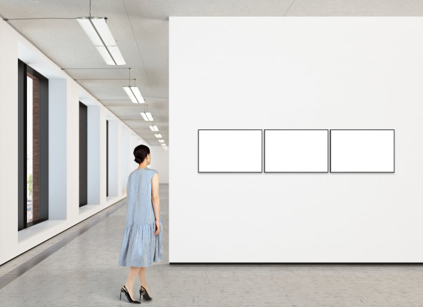 在现代画廊里看空白海报的女人图片下载