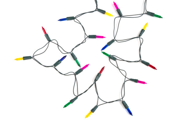圣诞彩灯串成多色;蓝色，黄色，红色，粉色和绿色在白色的背景上，圣诞节装饰概念图片下载