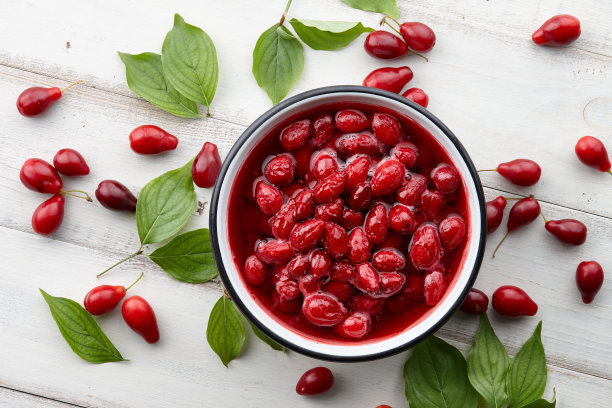 山茱萸或山茱萸果酱配浆果图片下载