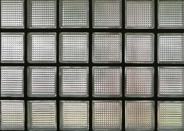 玻璃砌块墙为设计背景，玻璃表面在室内。图片下载