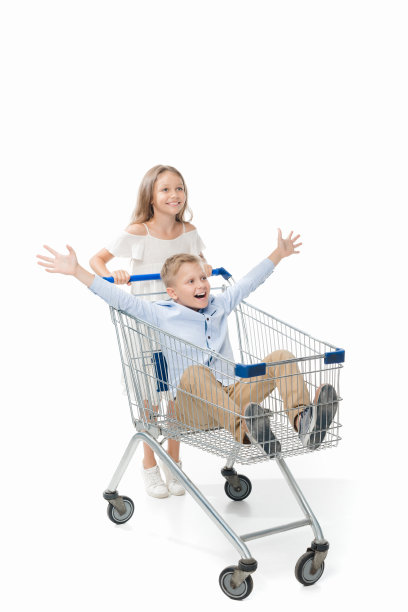 妹妹骑着弟弟在购物车里图片下载