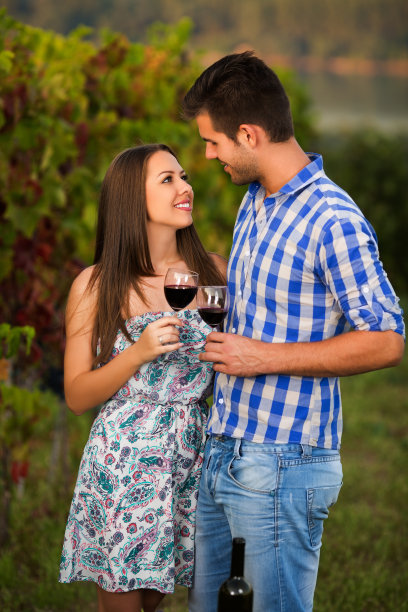 年轻夫妇喝酒图片下载