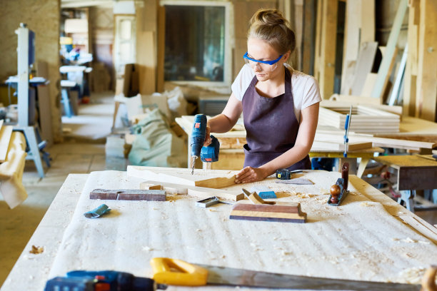 漂亮的木匠用电钻图片下载
