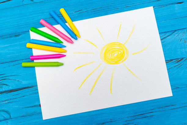 多色铅笔与空白白纸图片下载