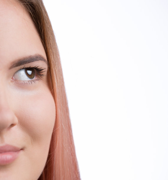 年轻女孩抬起头，露出半张脸图片下载