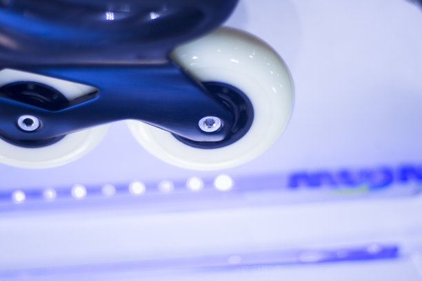 自由式直排溜冰靴和轮子在零售商店的橱窗免费，城市，回转，健身和休闲滑冰图片下载