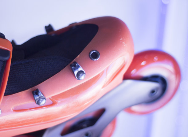 自由式直排溜冰靴和轮子在零售商店的橱窗免费，城市，回转，健身和休闲滑冰图片下载