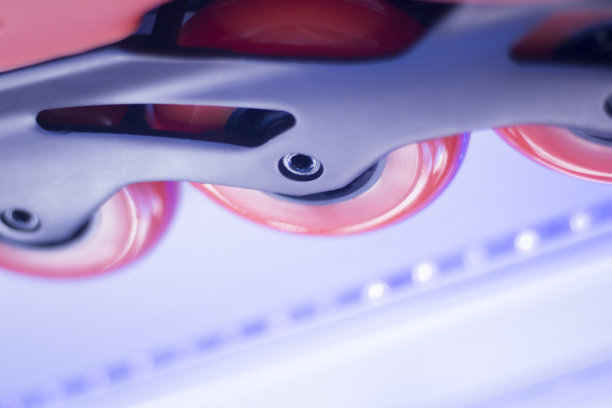 自由式直排溜冰靴和轮子在零售商店的橱窗免费，城市，回转，健身和休闲滑冰图片下载