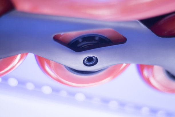 自由式直排溜冰靴和轮子在零售商店的橱窗免费，城市，回转，健身和休闲滑冰图片下载