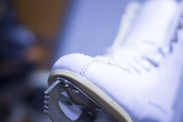 溜冰鞋商店的橱窗里陈列着用于冰上滑冰和花样滑冰的溜冰鞋。图片下载