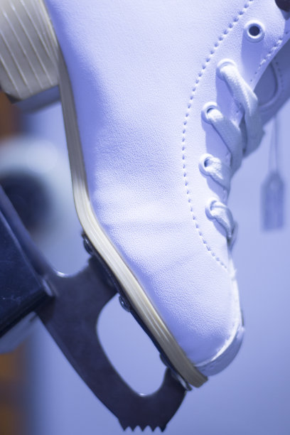 溜冰鞋商店的橱窗里陈列着用于冰上滑冰和花样滑冰的溜冰鞋。图片下载