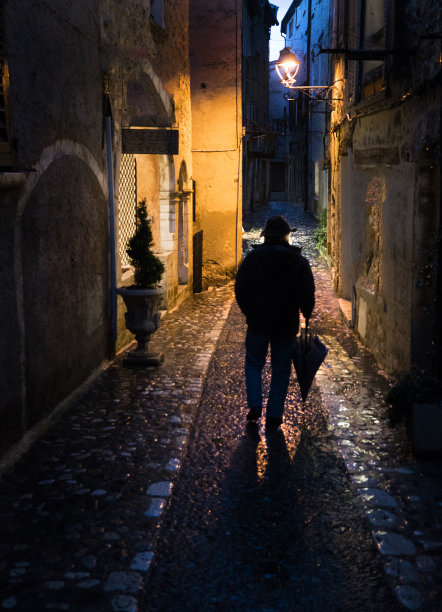 中世纪村庄里不祥的黑暗街道图片下载