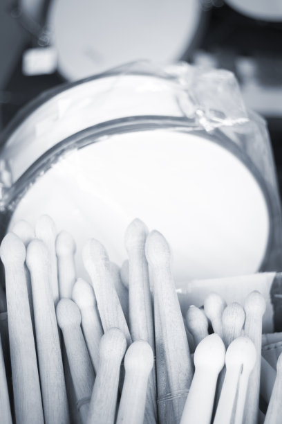 专业鼓套在音乐商店陈列出售。图片下载