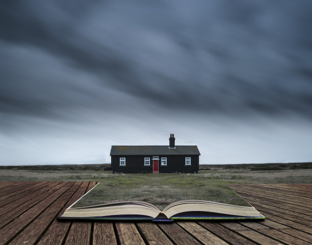 在冬季黑暗的暴风雨天空下的遥远荒凉的孤立的房子景观概念图像概念从书页中出来图片下载