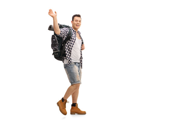 徒步旅行者边走边对着镜头挥手图片下载