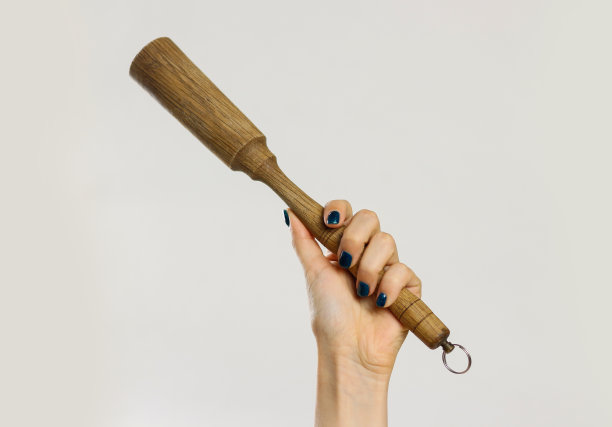 女人手里拿着木杵。孤立在灰色背景。特写镜头图片下载
