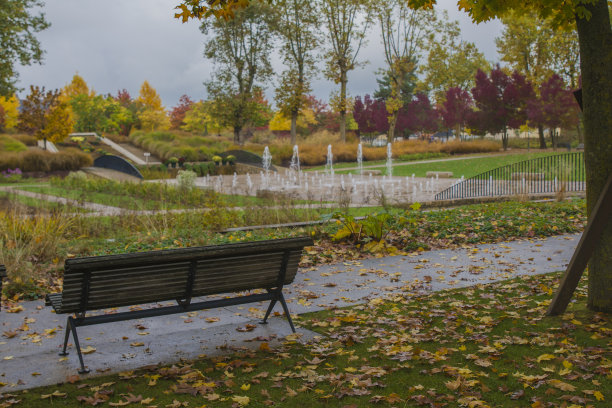 城市公园里的旧木凳图片下载