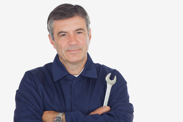 自信的男性技工与扳手素材图片