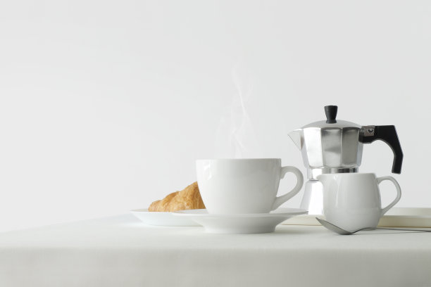 咖啡放在桌子上图片下载