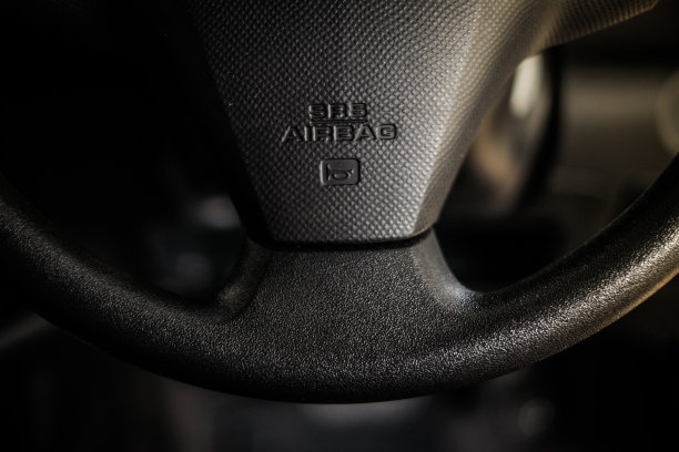 SRS(补充约束系统)安全气囊(车辆安全装置)，以减少受伤的风险碰撞和汽车喇叭声音标志在方向盘-内饰汽车概念。图片下载
