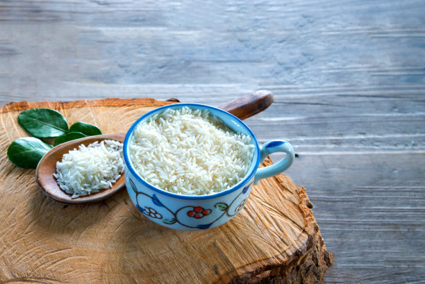 木勺和木碗里的生米，放在劈柴板上图片下载