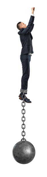 一名商人以超级英雄的姿态跳向空中，但脚踝上仍系着一根结实的铁链图片下载